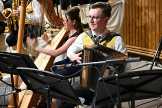 🌼 FRÜHLINGSKONZERT 2026 🌼
Es war wiedermal wunderschön, gestern Abend für euch zu musizieren! 🎶
Danke an alle, die diesen Abend so besonders gemacht haben:
💫 Unsere Solist*innen Anja (Harfe), Daniel (Steirische) und Jasmin (Flügelhorn), die für ganz besondere Klang-Erlebnisse gesorgt haben.
💛 Unsere Moderatorin Karin, unsere Kapellmeisterin Silvia und alle Musiker*innen, die zum Teil schon fast ihr ganzes Leben lang Teil unseres Vereines sind und dafür eine sehr verdiente Ehrung erhalten haben.
🫵🏻 Und natürlich an euch, für euren zahlreichen Besuch, den Applaus und die netten Worte! ☺️
Fotos: Mario Buchmayr