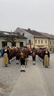 In den letzten Wochen sind wir unzählig viele Schritte marschiert, denn im Mai durften wir fast jede Woche eine Veranstaltung oder kirchliche Feierlichkeit in St. Peter und Umgebung musikalisch umrahmen. 🎶
Und dann waren natürlich noch die Proben für die Marschwertung, die dieses Wochenende in Helfenberg stattfindet. Was dabei rausgekommen ist und welche Show sich unser Stabführer Florian heuer ausgedacht hat, könnt ihr am Samstag um 16:26 Uhr mit eigenen Augen sehen. 👀
Wir freuen uns auf viele bekannte Gesichter beim Bezirksmusikfest vom @mvhelfenberg_bmf2026! ☺️
----------------------
#bezirksmusikfest #marschwertung #musikverein #mühlviertel #upperaustria