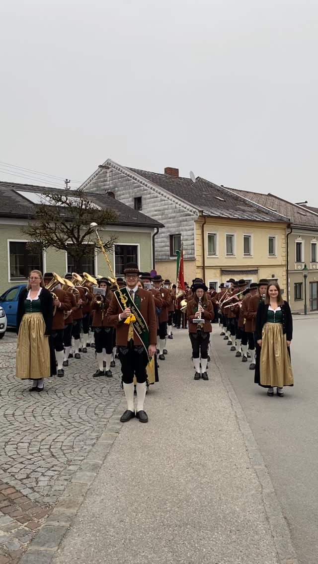 In den letzten Wochen sind wir unzählig viele Schritte marschiert, denn im Mai durften wir fast jede Woche eine Veranstaltung oder kirchliche Feierlichkeit in St. Peter und Umgebung musikalisch umrahmen. 🎶

Und dann waren natürlich noch die Proben für die Marschwertung, die dieses Wochenende in Helfenberg stattfindet. Was dabei rausgekommen ist und welche Show sich unser Stabführer Florian heuer ausgedacht hat, könnt ihr am Samstag um 16:26 Uhr mit eigenen Augen sehen. 👀

Wir freuen uns auf viele bekannte Gesichter beim Bezirksmusikfest vom @mvhelfenberg_bmf2026! ☺️

----------------------
#bezirksmusikfest #marschwertung #musikverein #mühlviertel #upperaustria