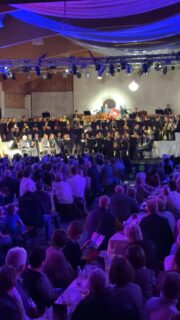 Das war der erste Herbstkonzert-Abend unter dem Motto "VÖLLIG LOSGELÖST" 🪩🌟
Vielen Dank an alle Gäste - es war wunderschön, für euch zu spielen! Wer noch nicht da war oder nochmal abheben möchte, hat am Sonntag die Gelegenheit dazu:
👩🏻🚀 Einlass 19 Uhr, Konzertbeginn 20 Uhr
🚀 Stockschützenhalle St. Peter
💸 Eintritt: freiwillige Spende
🪩🕺🏻 Anschließend 80er-Party mit @dj_erdbeer_pago_mit_milch 🕺🏻🪩
Wir freuen uns auf euch ☺️
🎥: @andrea_kern_ - Großes Dankeschön!
