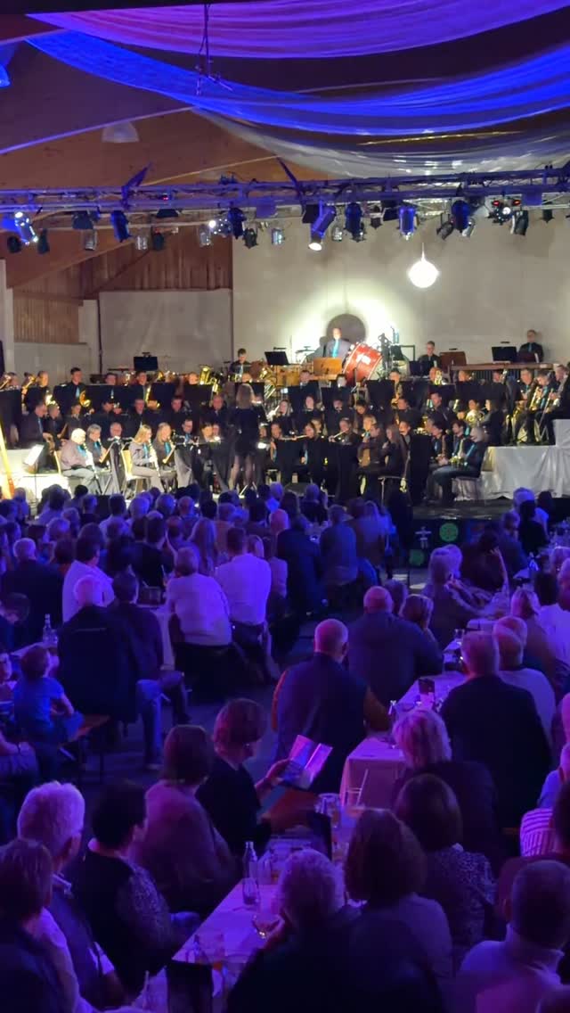 Das war der erste Herbstkonzert-Abend unter dem Motto "VÖLLIG LOSGELÖST" 🪩🌟
Vielen Dank an alle Gäste - es war wunderschön, für euch zu spielen! Wer noch nicht da war oder nochmal abheben möchte, hat am Sonntag die Gelegenheit dazu:
👩🏻🚀 Einlass 19 Uhr, Konzertbeginn 20 Uhr
🚀 Stockschützenhalle St. Peter
💸 Eintritt: freiwillige Spende
🪩🕺🏻 Anschließend 80er-Party mit @dj_erdbeer_pago_mit_milch 🕺🏻🪩
Wir freuen uns auf euch ☺️
🎥: @andrea_kern_ - Großes Dankeschön!