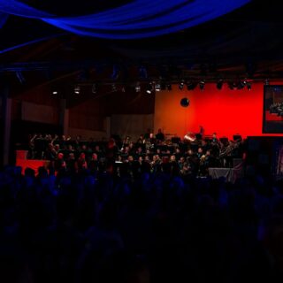 VÖLLIG LOSGELÖST - Abheben im Stil der 80er 🪩👩🏻‍🚀🌟

Gleich zweimal wagten wir dieses Wochenende eine musikalische Reise in die 80er-Jahre und zu fernen Galaxien, um schlussendlich festzustellen, wie schön es doch eigentlich "dahoam in St. Peda" ist.

Mit dabei:
🎙️ Unsere Sänger*innen Gerhard Etzlstorfer, Oliver Ganglbauer, Romana Karlsböck und Michaela Hofbauer
🪉 Anja Schöftner an der Harfe
👩🏻‍🚀 Helena Bräuer und Lisa Schauer führten mit ihrem Schauspieltalent durchs Programm
🪩 @dj_erdbeer_pago_mit_milch sorgten bei der Aftershowparty für die richtige Stimmung

Vielen Dank an alle Besucher*innen, die an beiden Abenden die Stockschützenhalle gefüllt haben! Es war wunderschön, für euch zu spielen 💫

Großes Dankeschön auch an alle helfenden Hände, ohne die so ein Herbstkonzert niemals möglich wäre 🤝🏻

📸 Fotos: @mstoebich